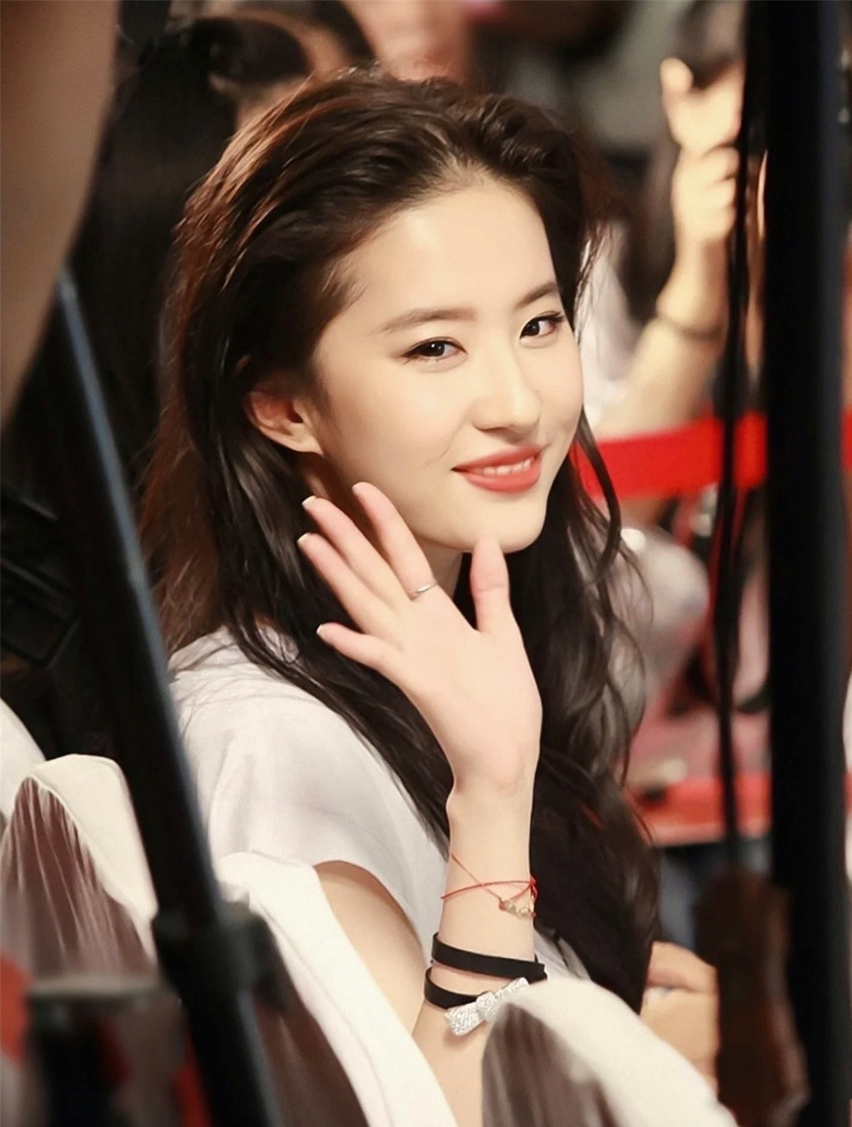 明星人品差异有多大?iu为粉丝忍痛微笑,刘亦菲跟粉丝暖心合影2