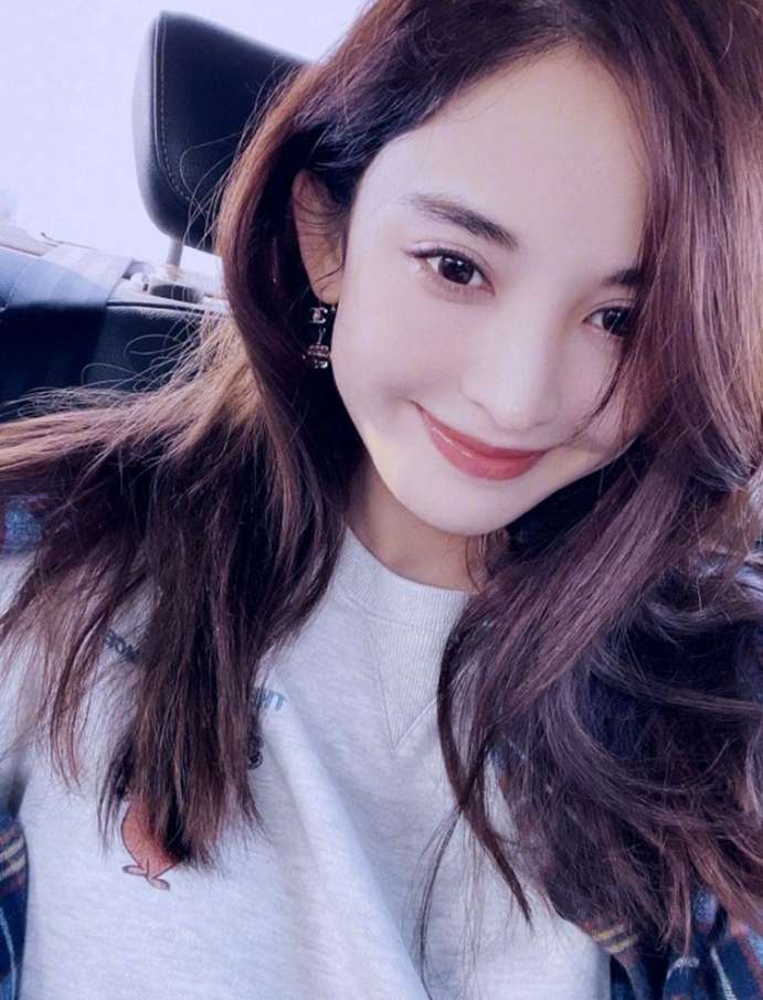 90后女星优越感有点强,娜扎夸自己是发际线富翁,还晒素颜照为证