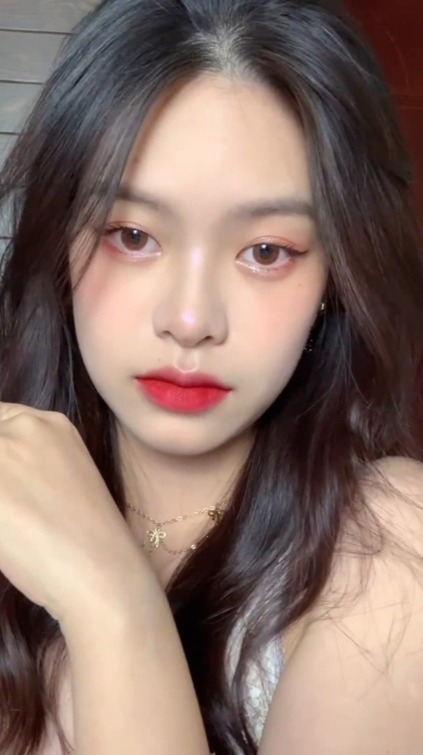 桃色浪漫粉色系妆容贼显嫩