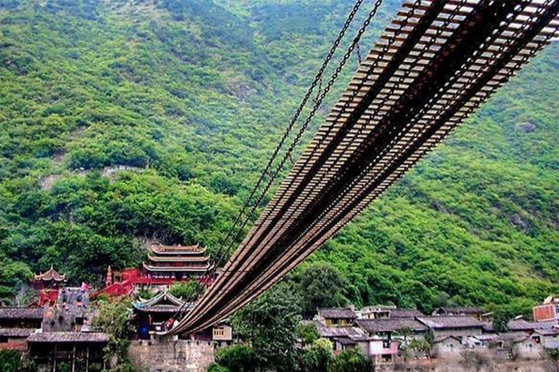 泸定桥:位于四川省甘孜藏族自治州泸定县,横跨大渡河,是连接川藏