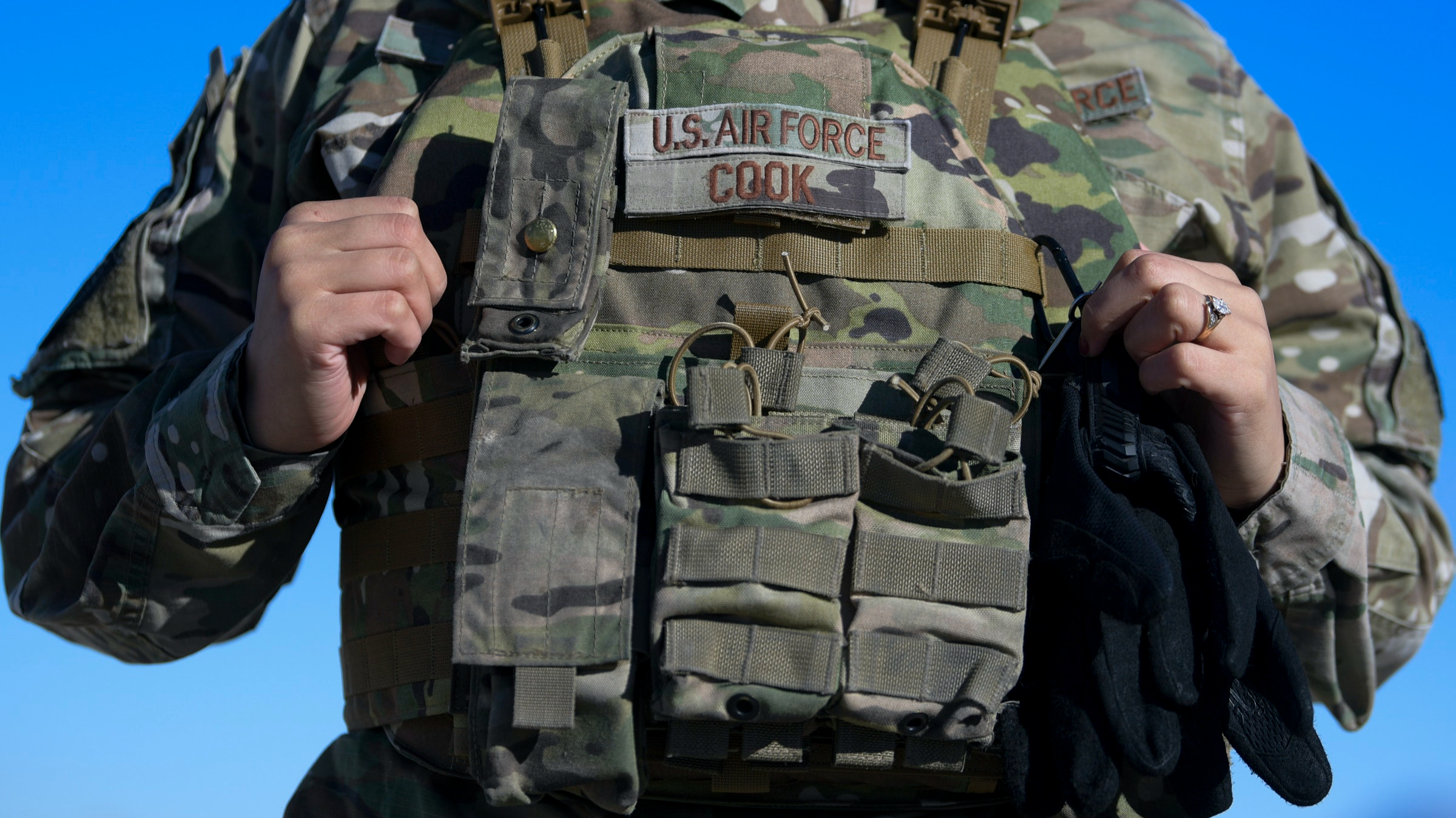 防弹衣是如何抵挡子弹射击的?穿上它就刀枪不入了吗?