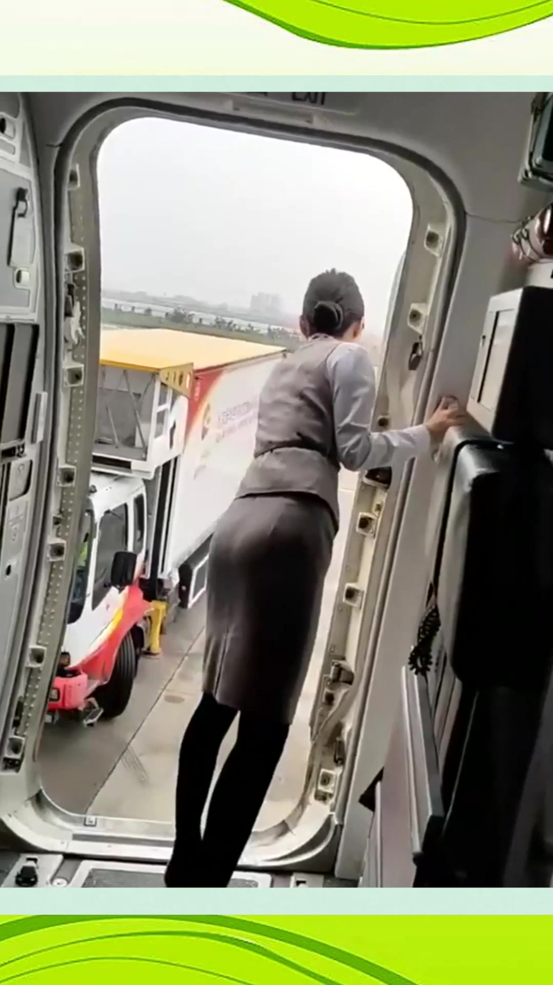 原来空姐也是体力活,关舱门的动作,一般人难以想象!