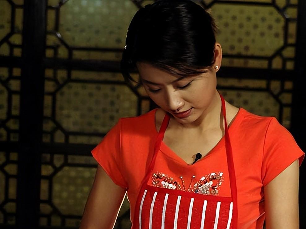 尹红:才貌双全的东方卫视主持人,主持风格稳重,深受观众喜欢