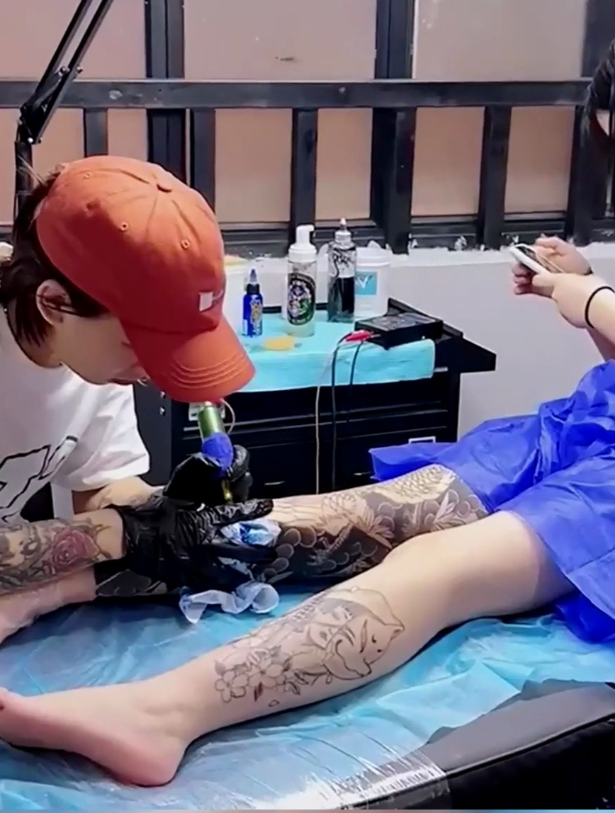 小姐姐又白又细的腿全部被纹身盖住了