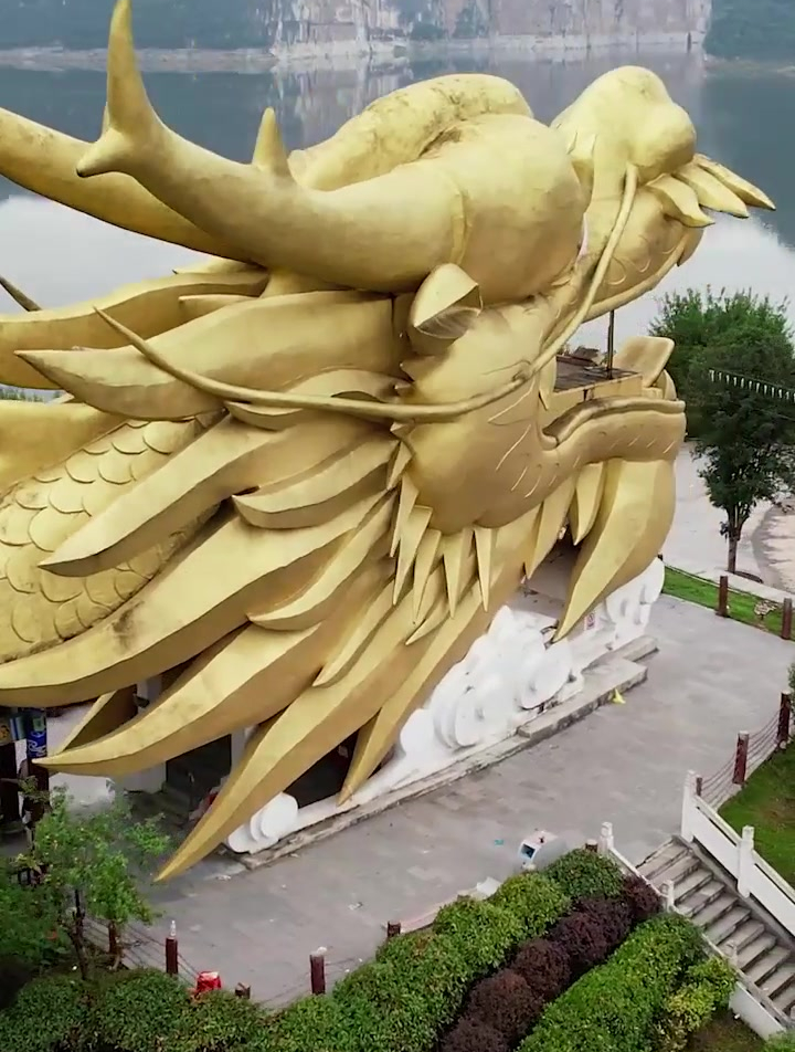 贵州天下第一长龙,全长达999米,内有上千幅手绘历史画卷书法