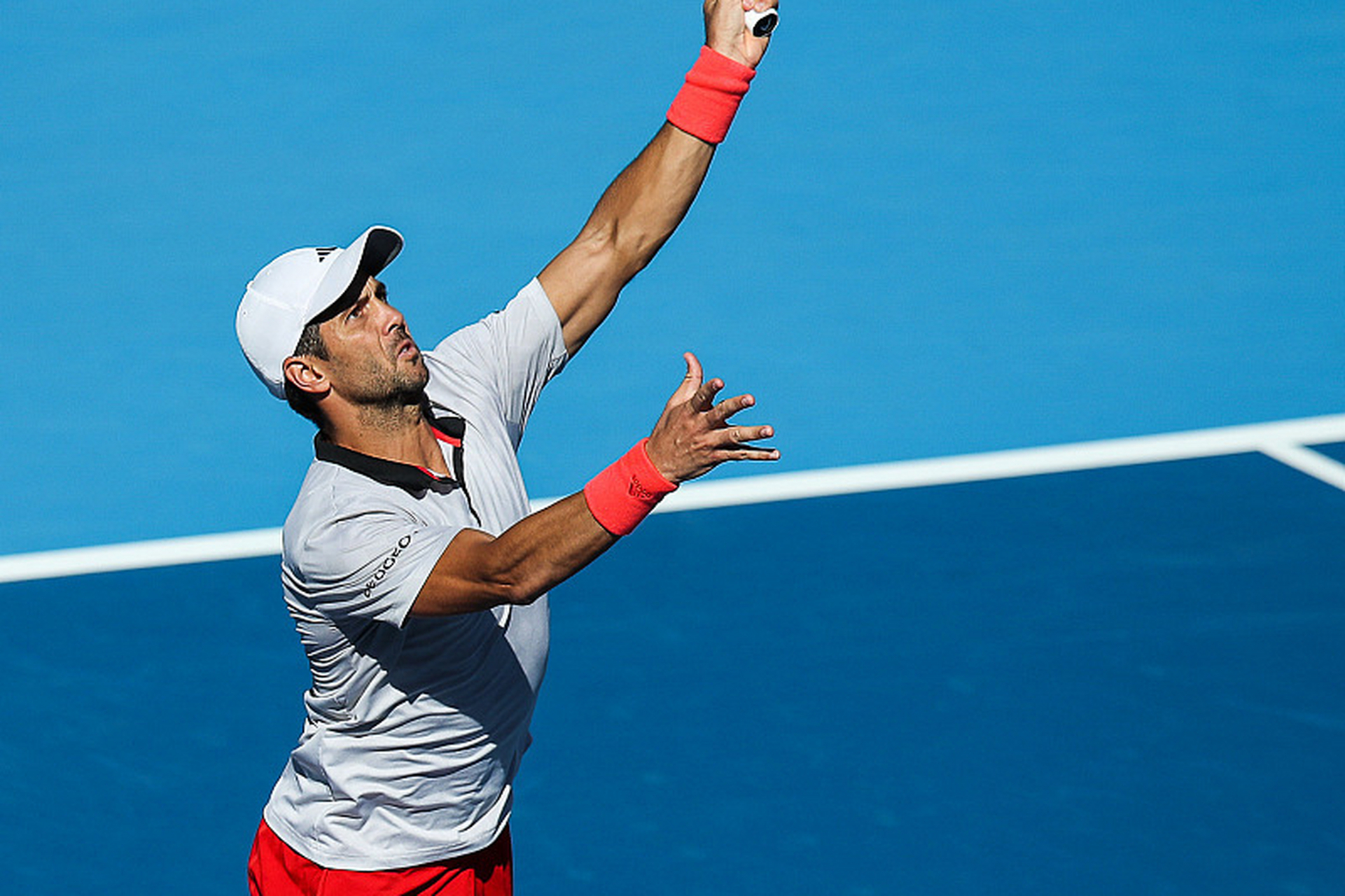 在网球比赛中,过网击球是指球员a的球越过球网,触碰到对方球员b的身体