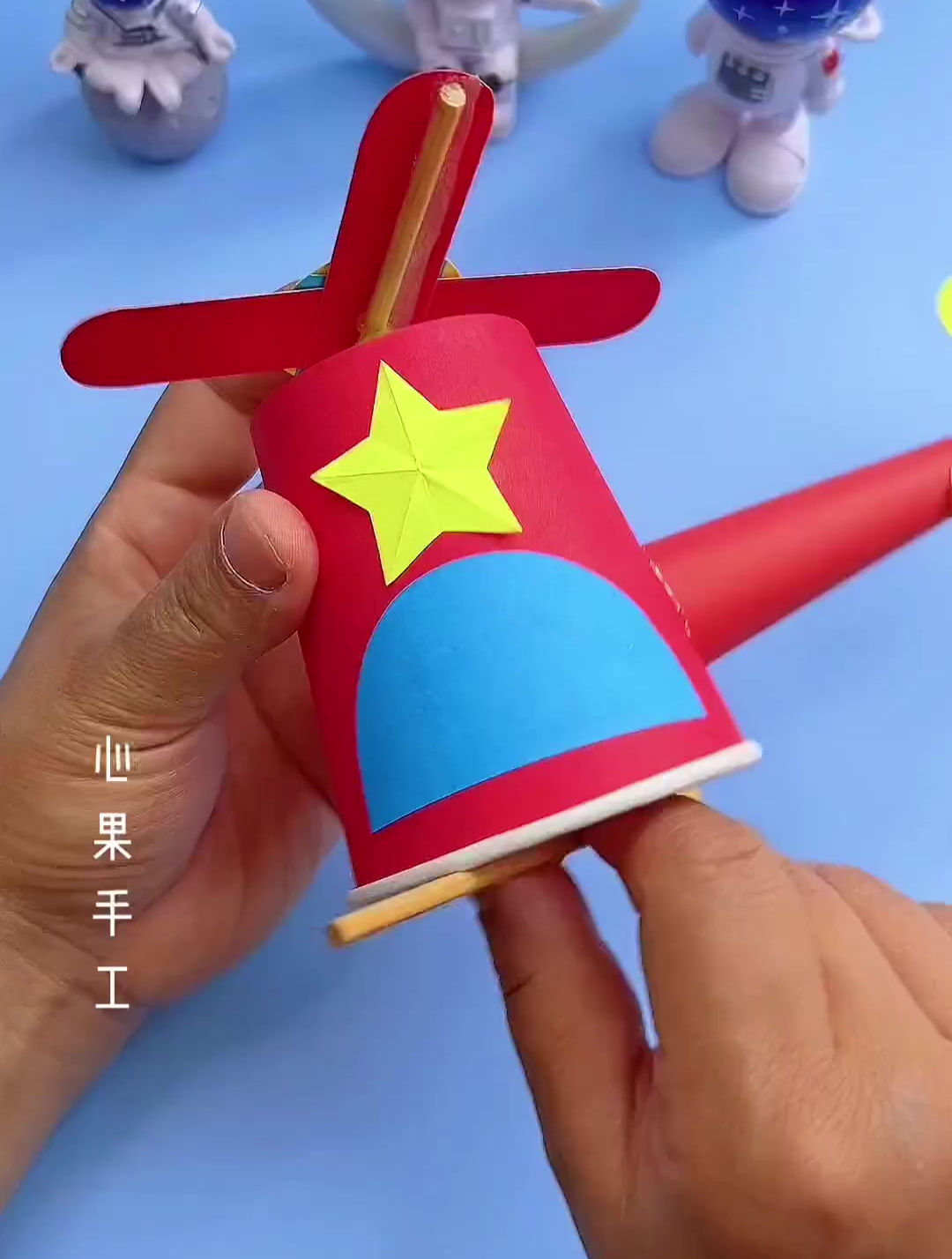 六一儿童节马上就要到了 用喝完水的纸杯做个直升机
