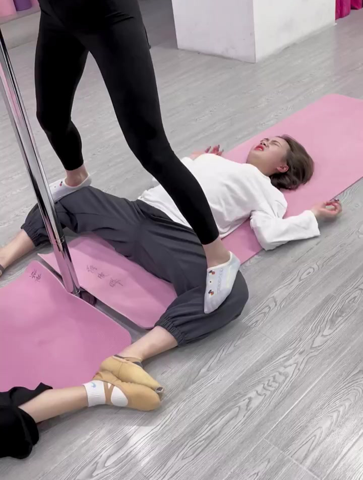 美女初次体验撕胯,竟然能坚持这么长时间,佩服!