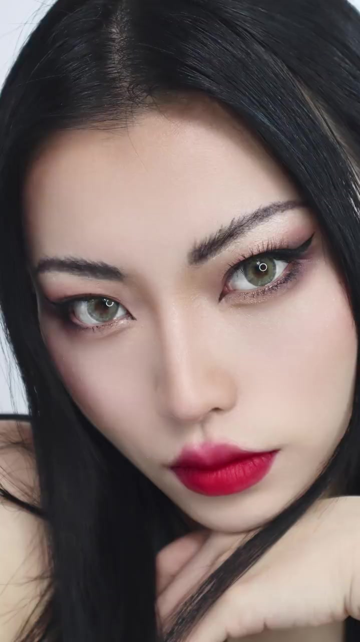 又a又甜巨撩人简单的方圆脸 猫系拽姐妆 酷酷拽姐妆