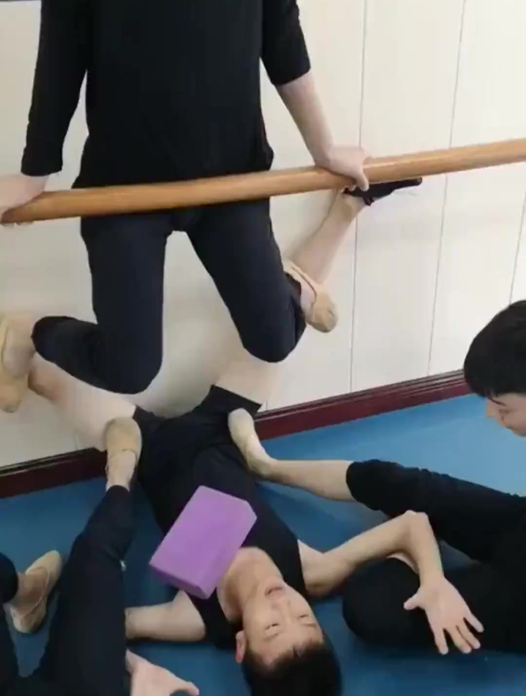 芭蕾舞男生压腿图片