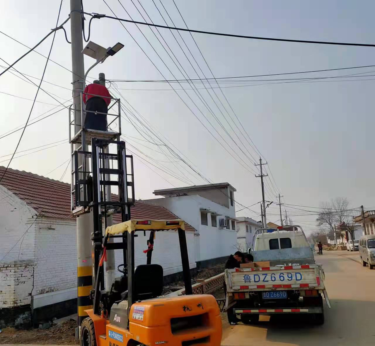 滕州市大坞镇:我为群众办实事 路灯点亮暖民心