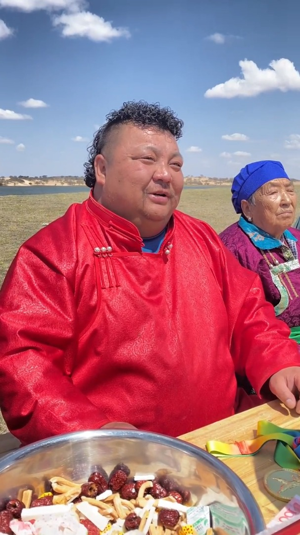 恩克现在不得了之前都是当摔跤手现在红了都开始当裁判了