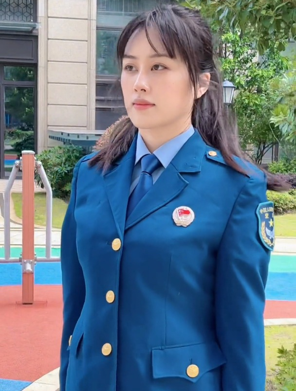 这是退伍女兵应有的军人气质,站的是赤胆忠诚,站的是责任担当