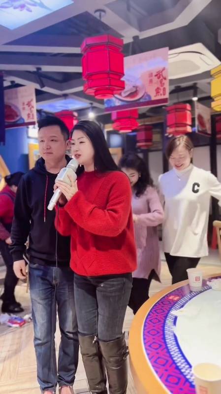 罗姣,九歌现场直播演唱《双脚踏上幸福路》欢迎观看-度小视