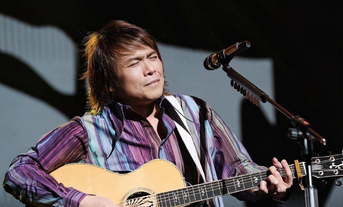 回顾摇滚天才伍佰曾被人民日报公开点名一生只爱大5岁妻子