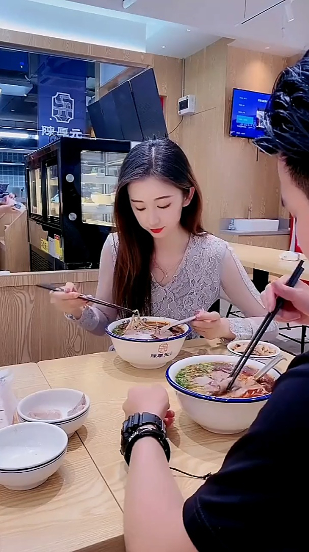 和相亲对象吃饭,以为遇到了真爱,没想到不干和人沾边的事