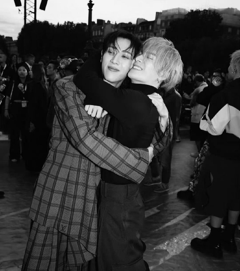 王嘉尔bambam同框拥抱大片释出 感情亲密画面养眼