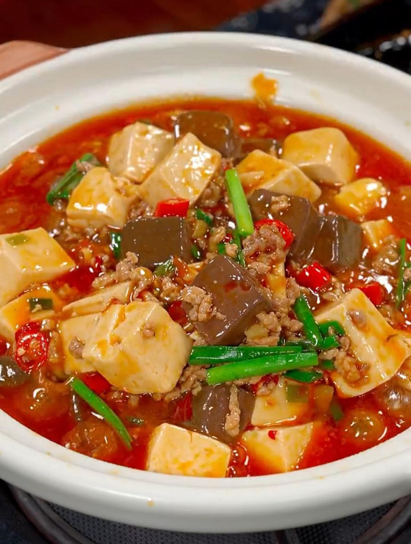 以后你要是想吃猪血烧豆腐,你就像我这样做,这个菜你要是学会了