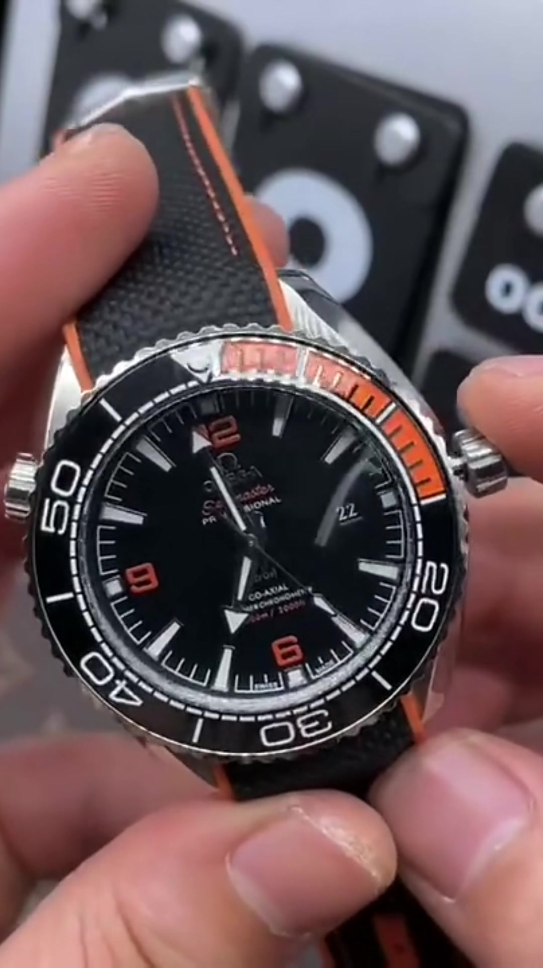 欧米茄海马600四分之一橙受男士偏爱也是有原因的,这颜值这活力