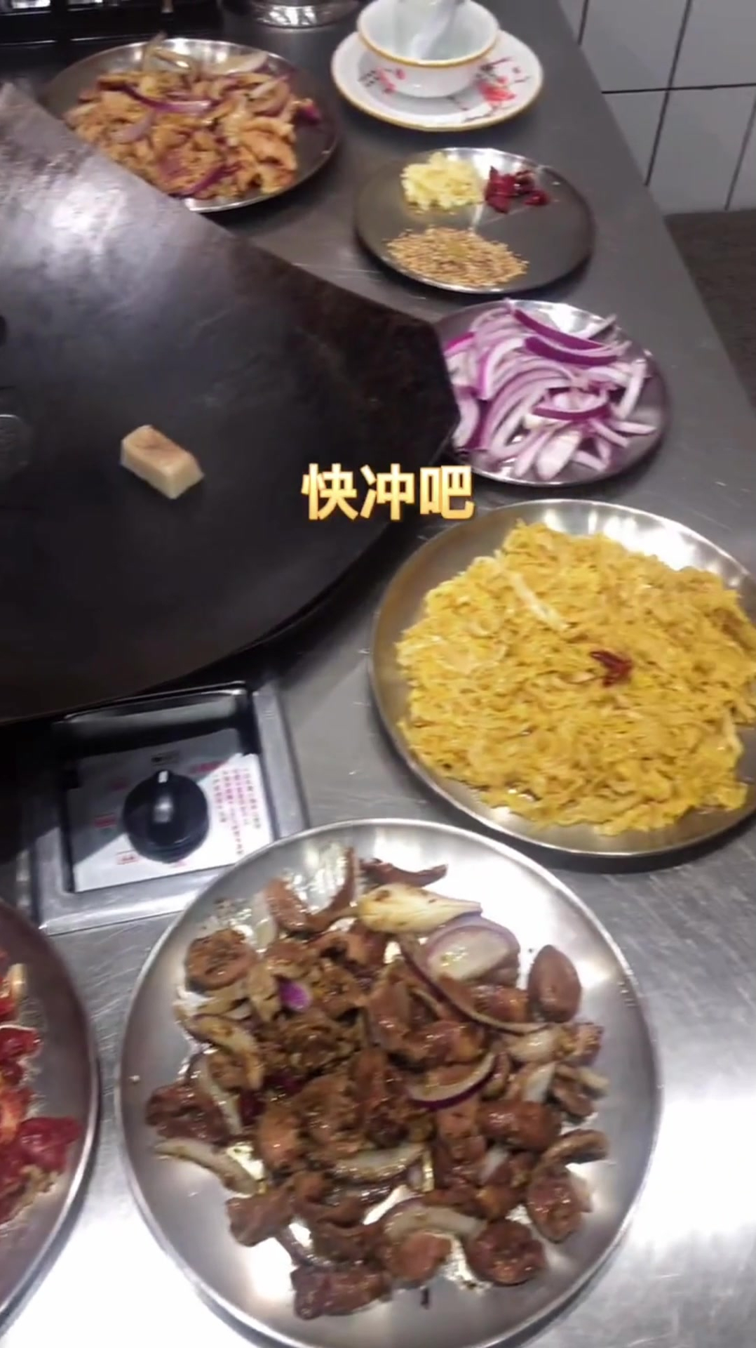 仅58就能吃到3人量的锅叉子酸菜烤肉这顿太值了