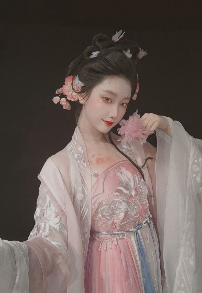 汉服圈最近火了一种"花神妆",温柔中还带了点小性感,太惊艳