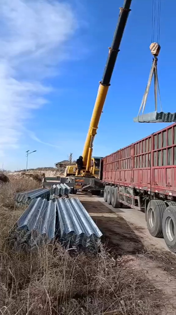 波形护栏板到达工地新主人那里,卸车需要的吊车是多少马力?12月17号