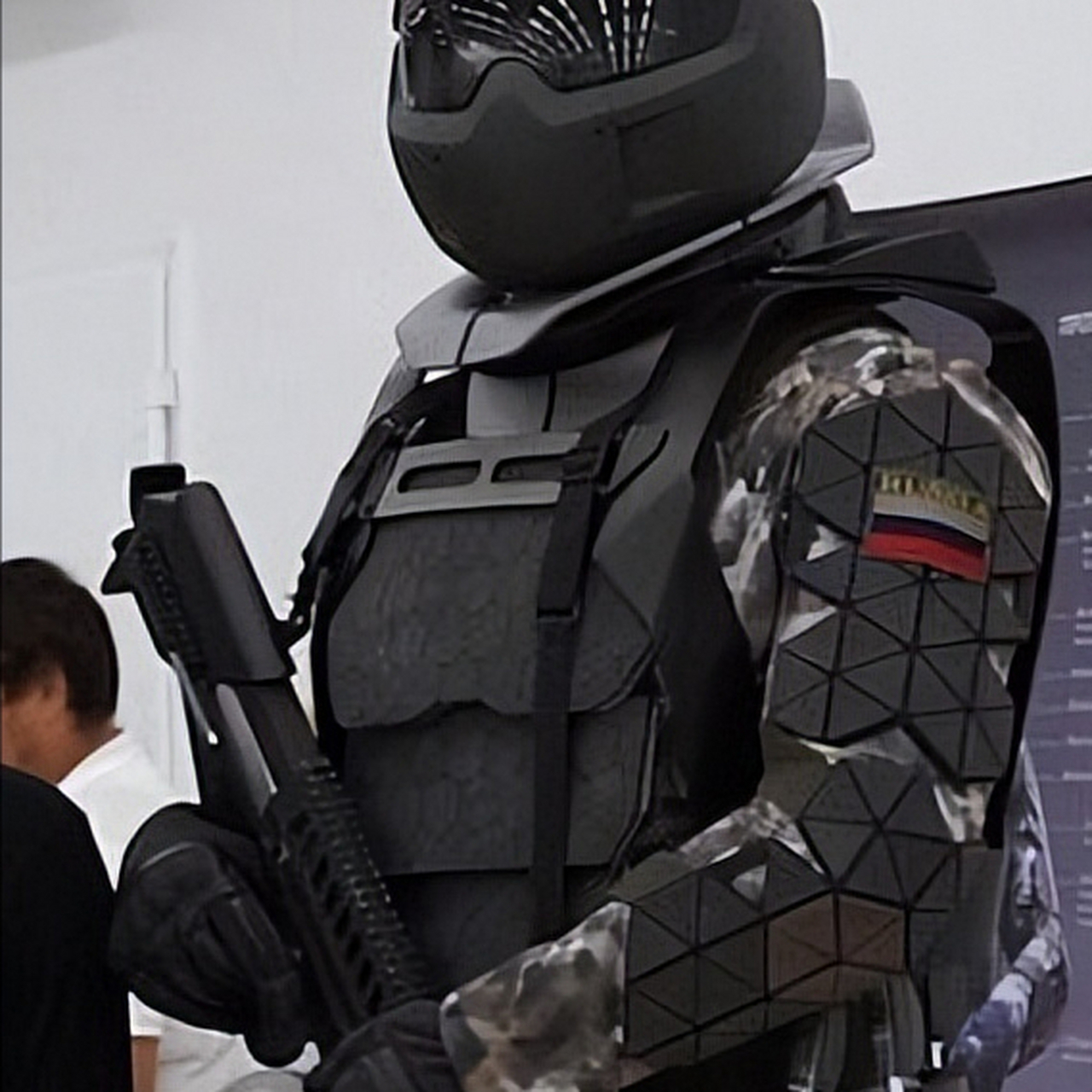 最近,20万件防弹衣和头盔运抵俄罗斯,成为俄军装备的新亮点.