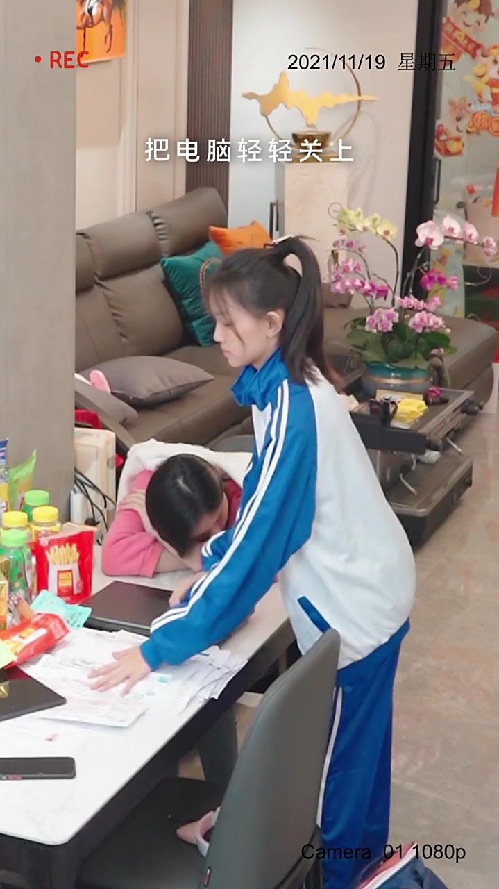 监控拍下宋小睿暖心的一幕,看着像摆拍,到底是真是假!