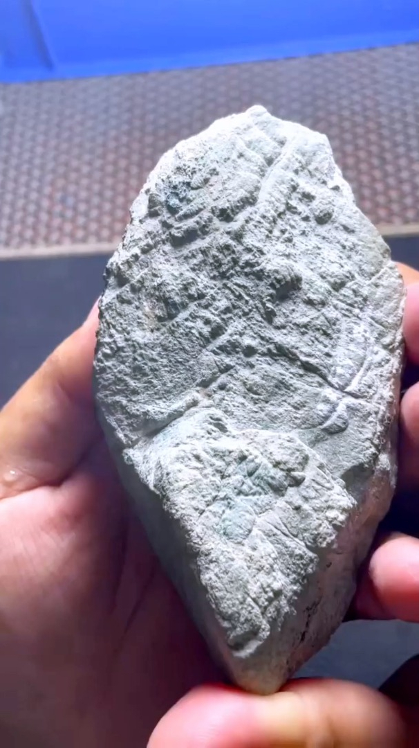 翡翠原石:高品质莫西沙蓝水精品料,可惜太小了-度小视