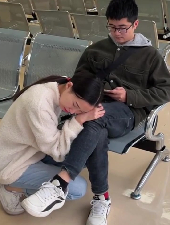 女生肚子疼得都蜷缩蹲在地上了,男生却依然坐在凳子上玩游戏