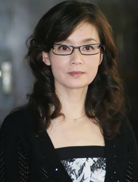 朱军都得不到的女人,32岁离婚无儿无女,67岁的潘虹终皈依佛门1-度小视