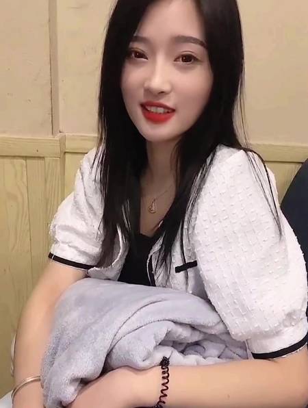 因昨天的尴尬,雯雯陪我在网吧待一晚!静静为什么不开心-度小视