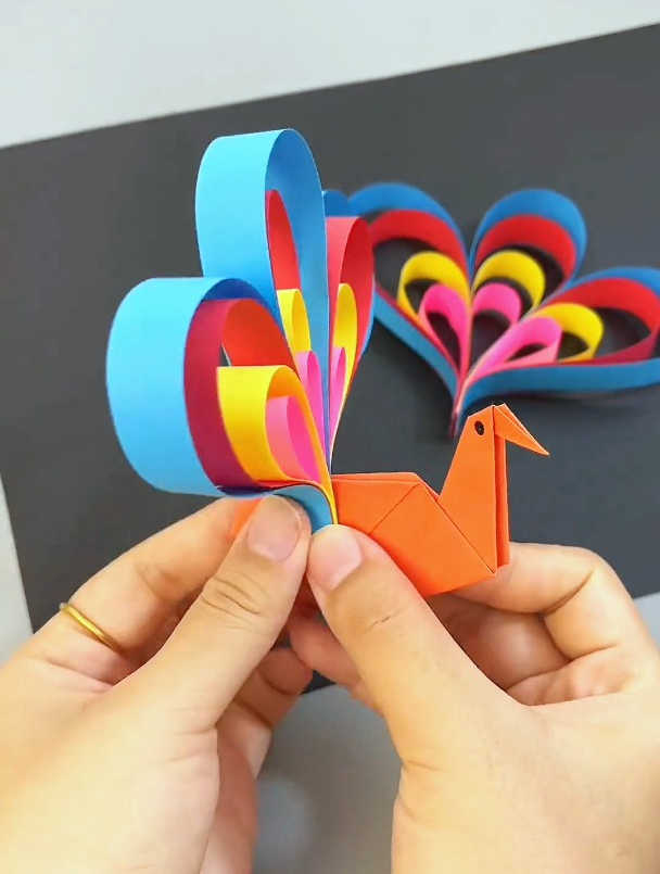 手工折纸非常好看的立体孔雀带孩子一起做吧简单好学
