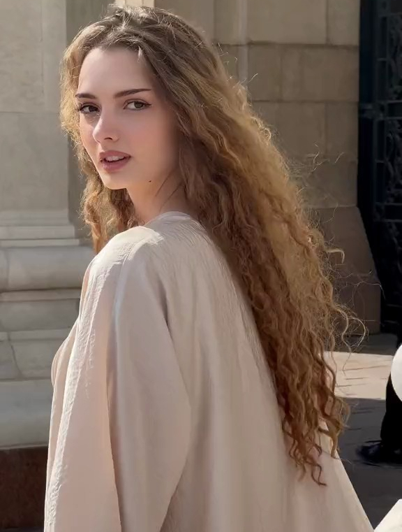 漂亮的葡萄牙美女,回眸一笑百媚生