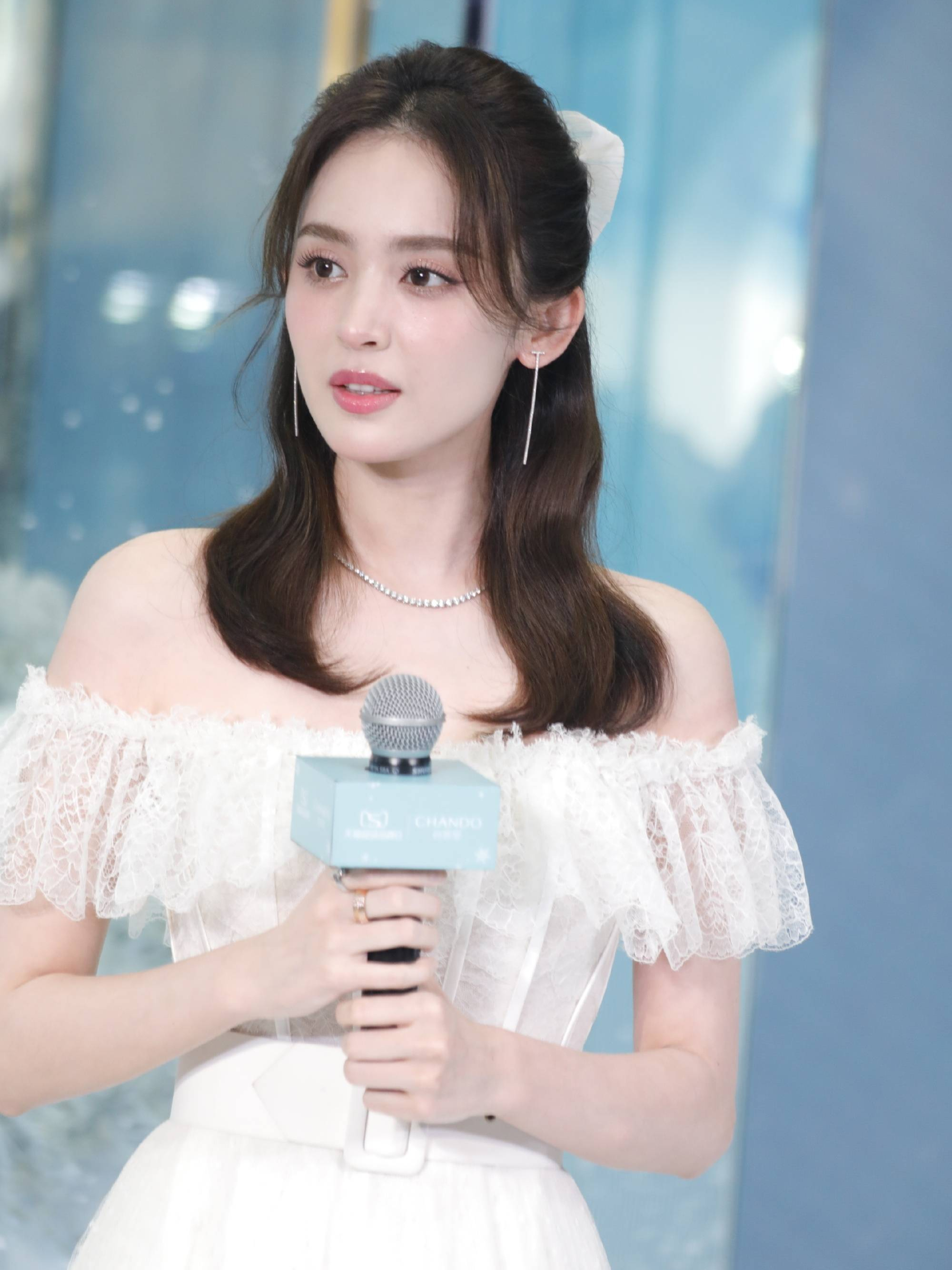 路人镜头下的古力娜扎,美得好"不讲道理"!