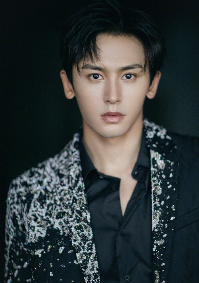 张哲瀚经纪人晒粉丝应援图,文字过于羞耻,官方认领"老婆"人设