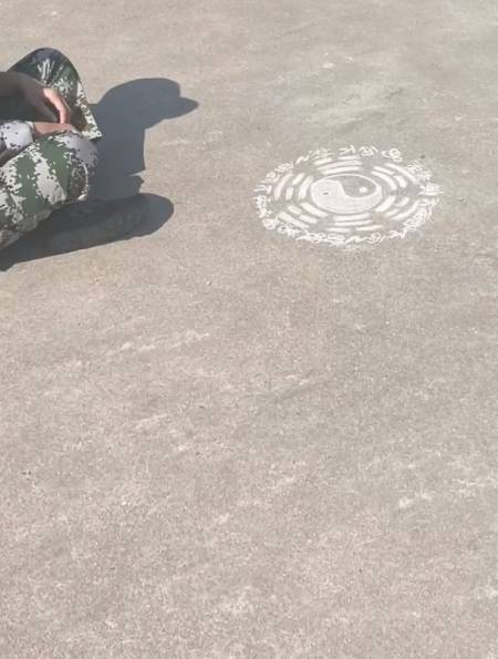 男生军训画求雨八卦图,没想到真"招"来了雨,教官:还有法师呢-度小视