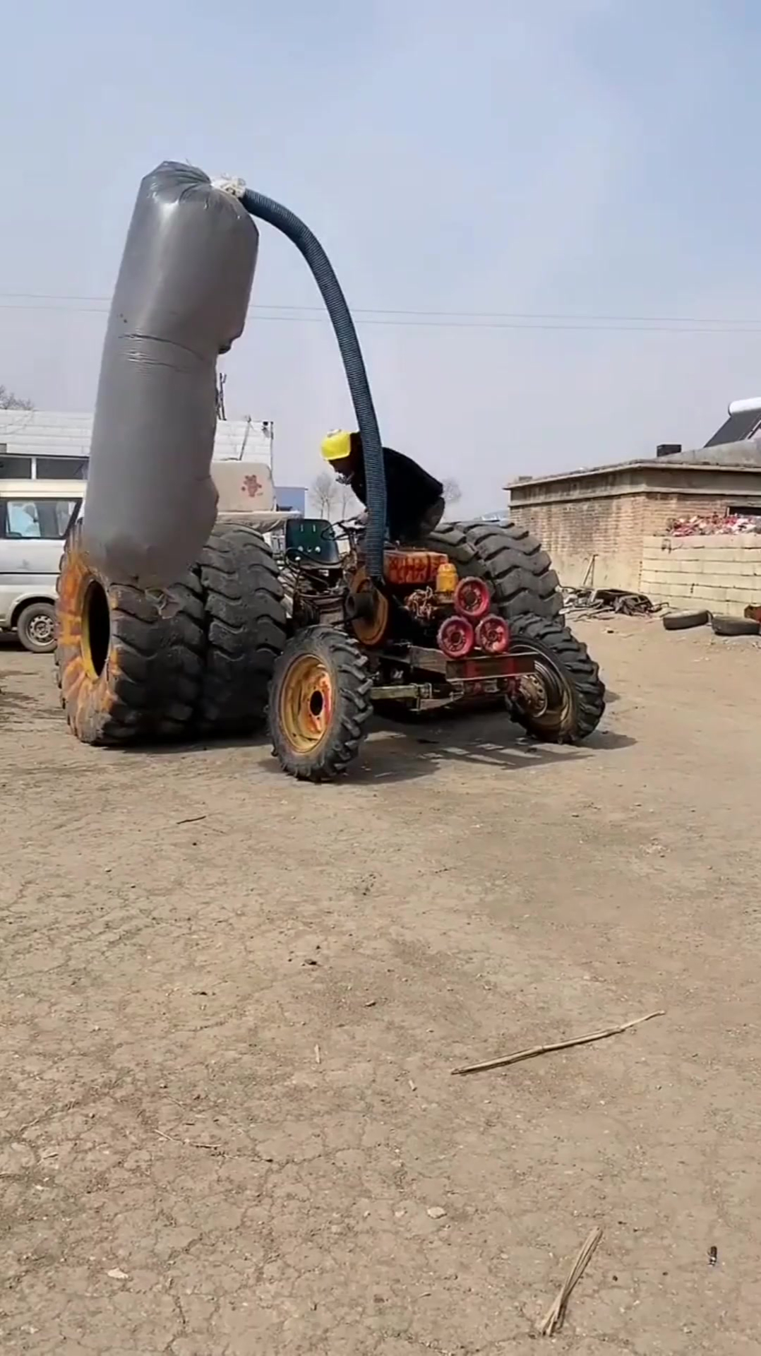 农民工改装的拖拉机,一打火附近邻居都能听到,结果还冒烟了