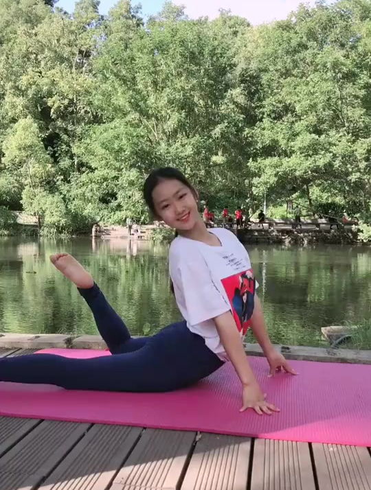 高难度柔术表演,这个腰怎么样!