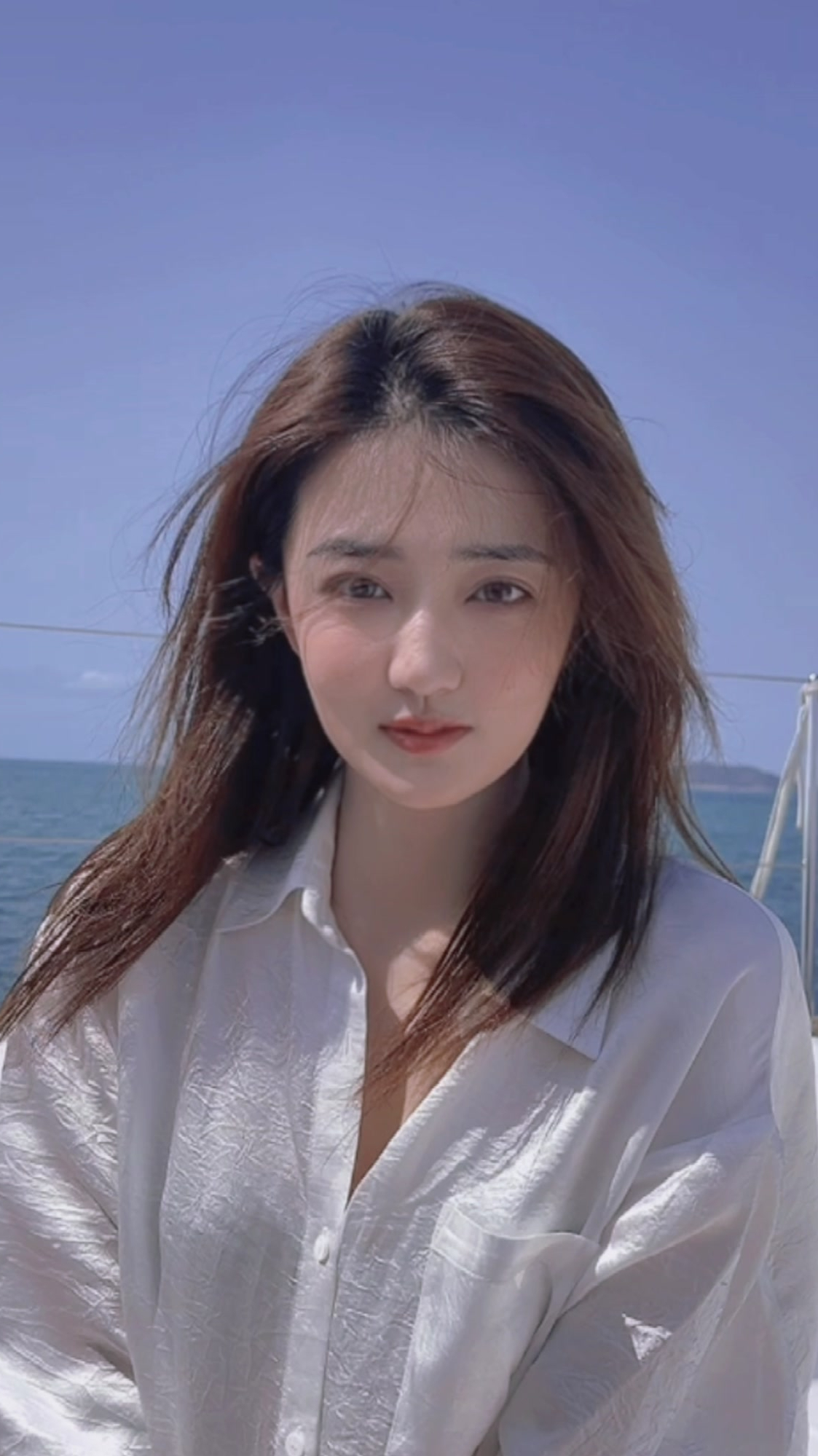 徐璐一件简单的白色衬衣搭配随性披肩发又纯又欲的初恋女友风