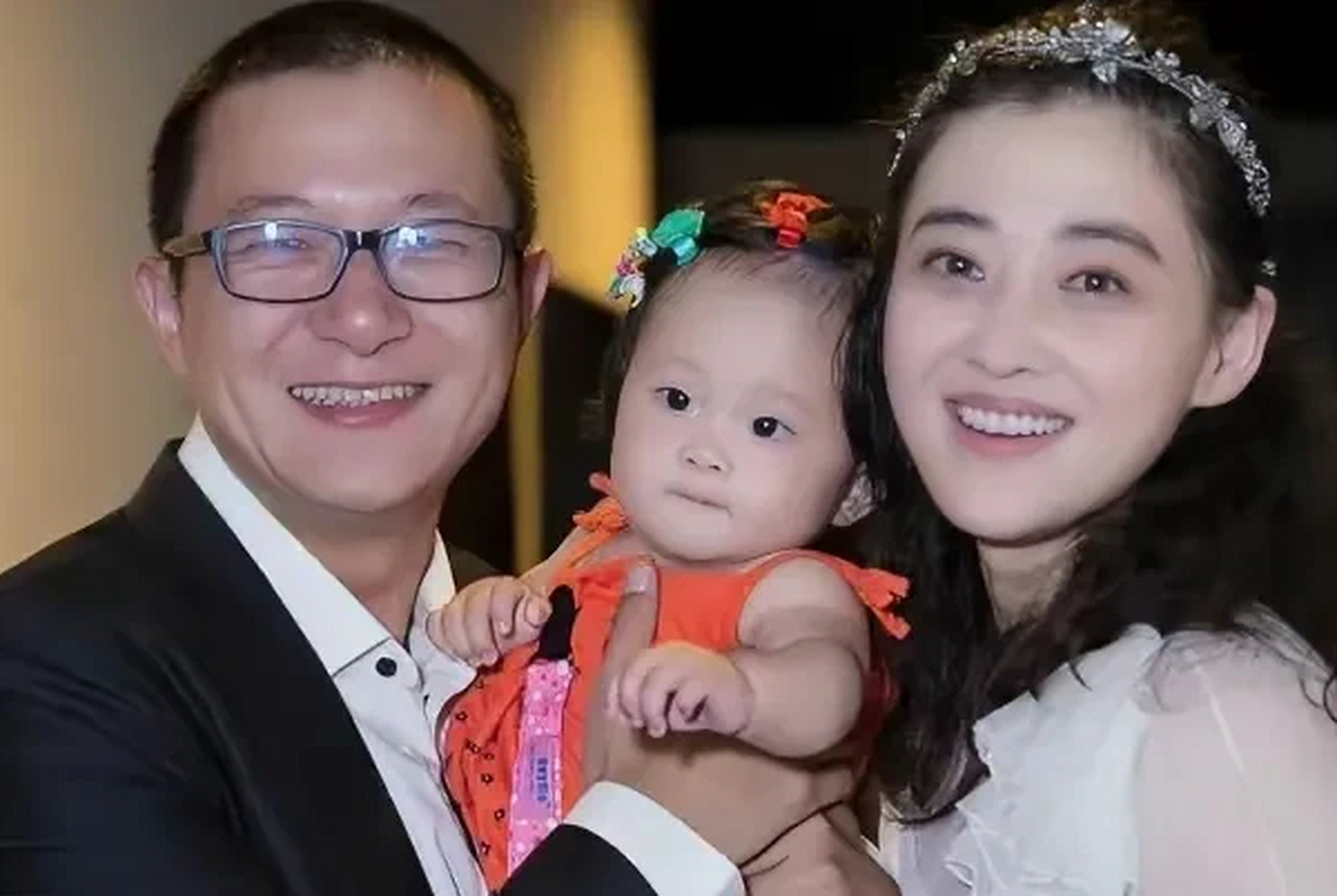 2012年,梅婷慌张的找到秦昊说:"完了!我好像爱上咱们剧组的摄影师了!