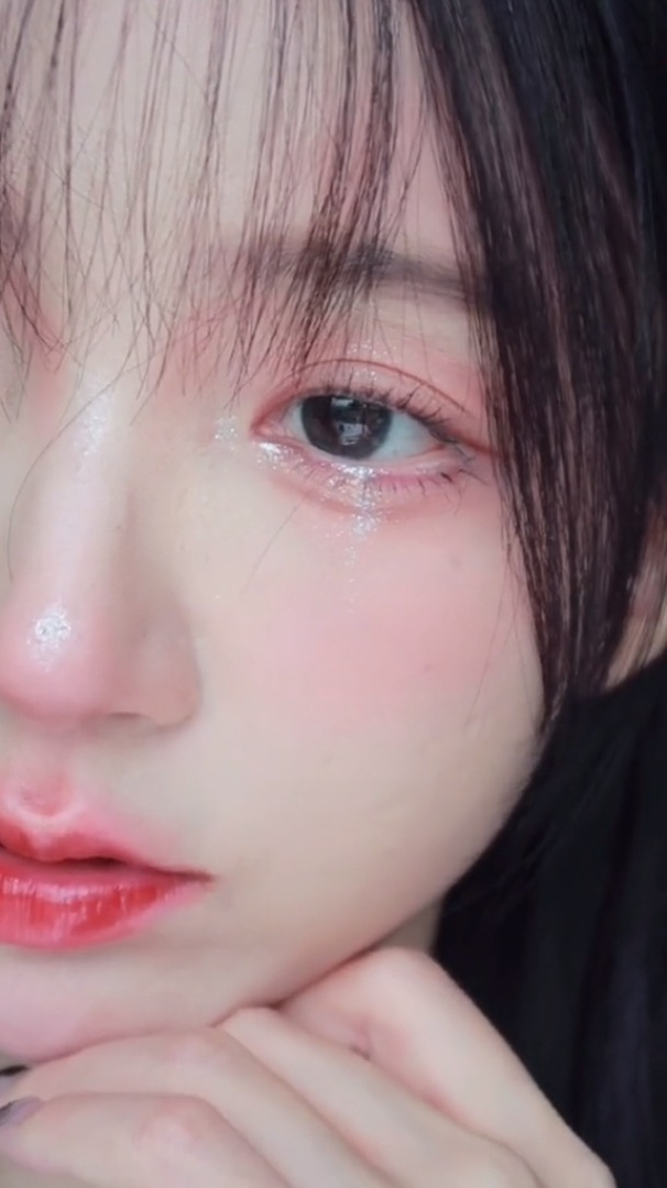 惹人怜爱的小哭包妆容能怎么办?当然是原谅她啦-度小视