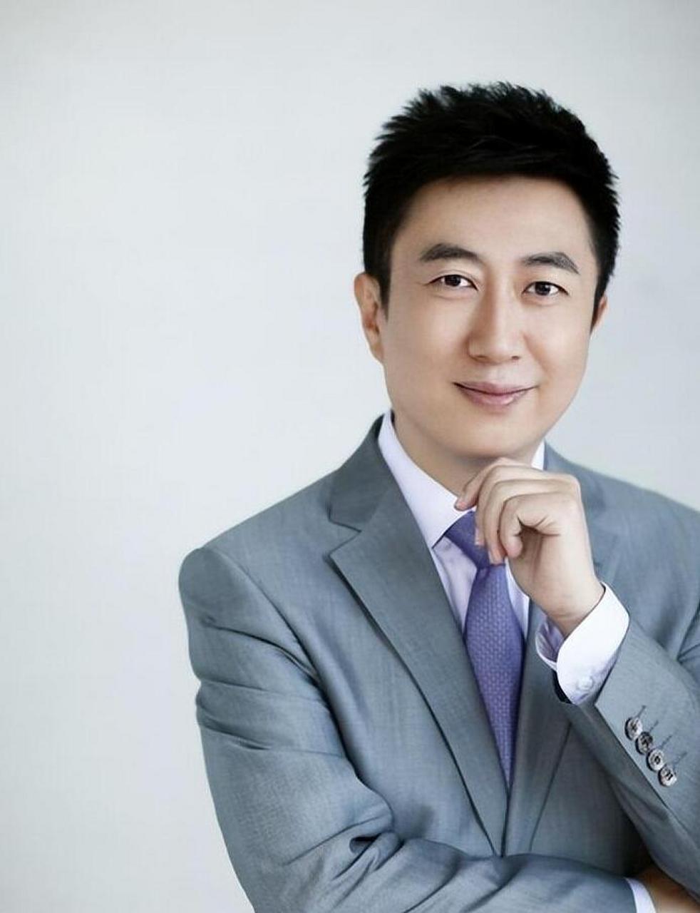 陈伟鸿是央视主持人,55岁仍魅力不减