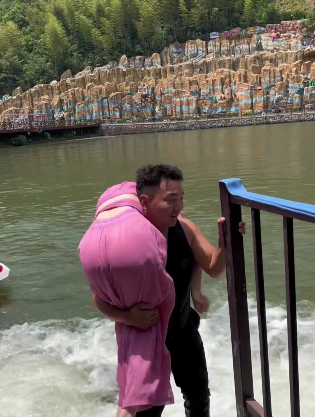 三亚水上飞人小哥哥,天天抱着美女自由飞,这工作也不嫌累!-度小视