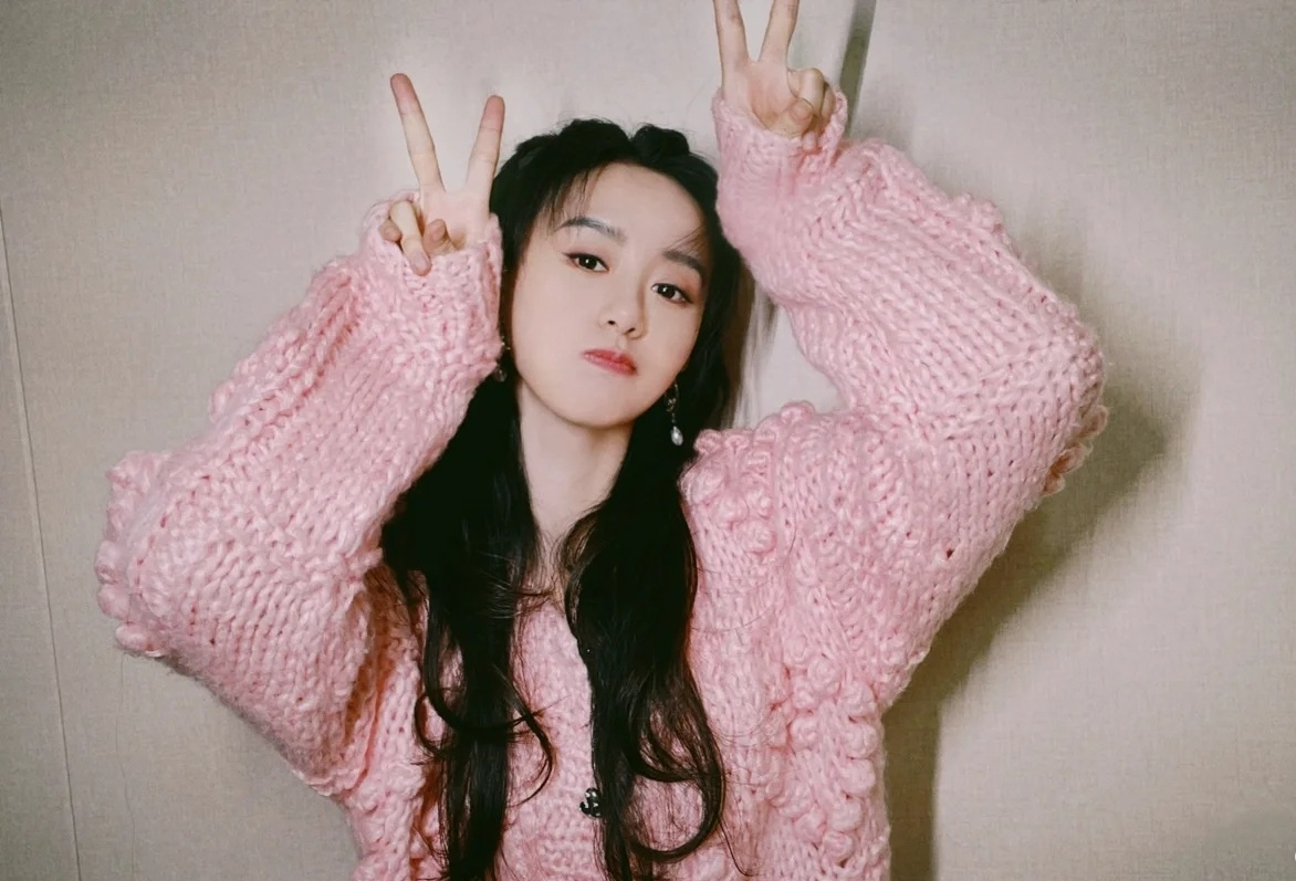 袁冰妍嘟嘴卖萌晒造型:肤若凝脂,面若芙蓉