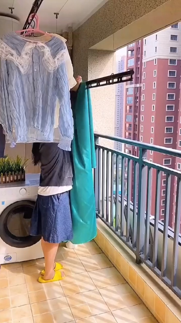 家里阳台太小,每次晒床单都罩得头疼,幸亏这个神奇,整洁又方便