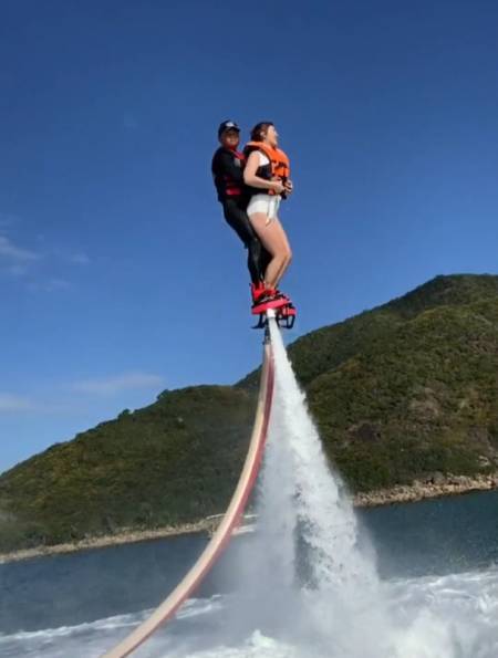 美女体验水上飞人,真羡慕这位小哥哥,这样的工作不挣钱我也要去-度小