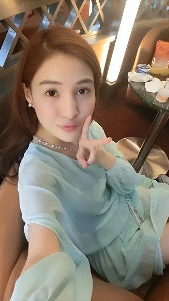 郭美美,原名郭美玲,小名洋洋,出生于湖南省益阳市的一个普通家庭,从小