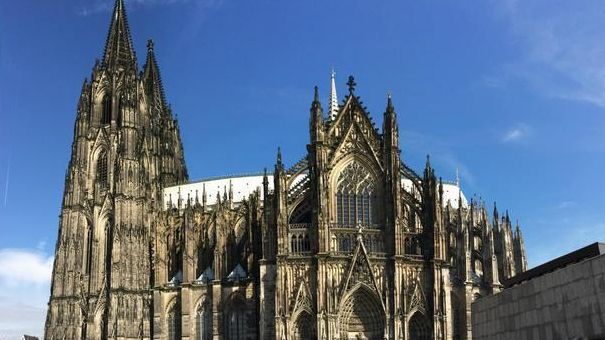 浅析12世纪圣德尼教堂的建筑特色是哥特式建筑先锋的原因