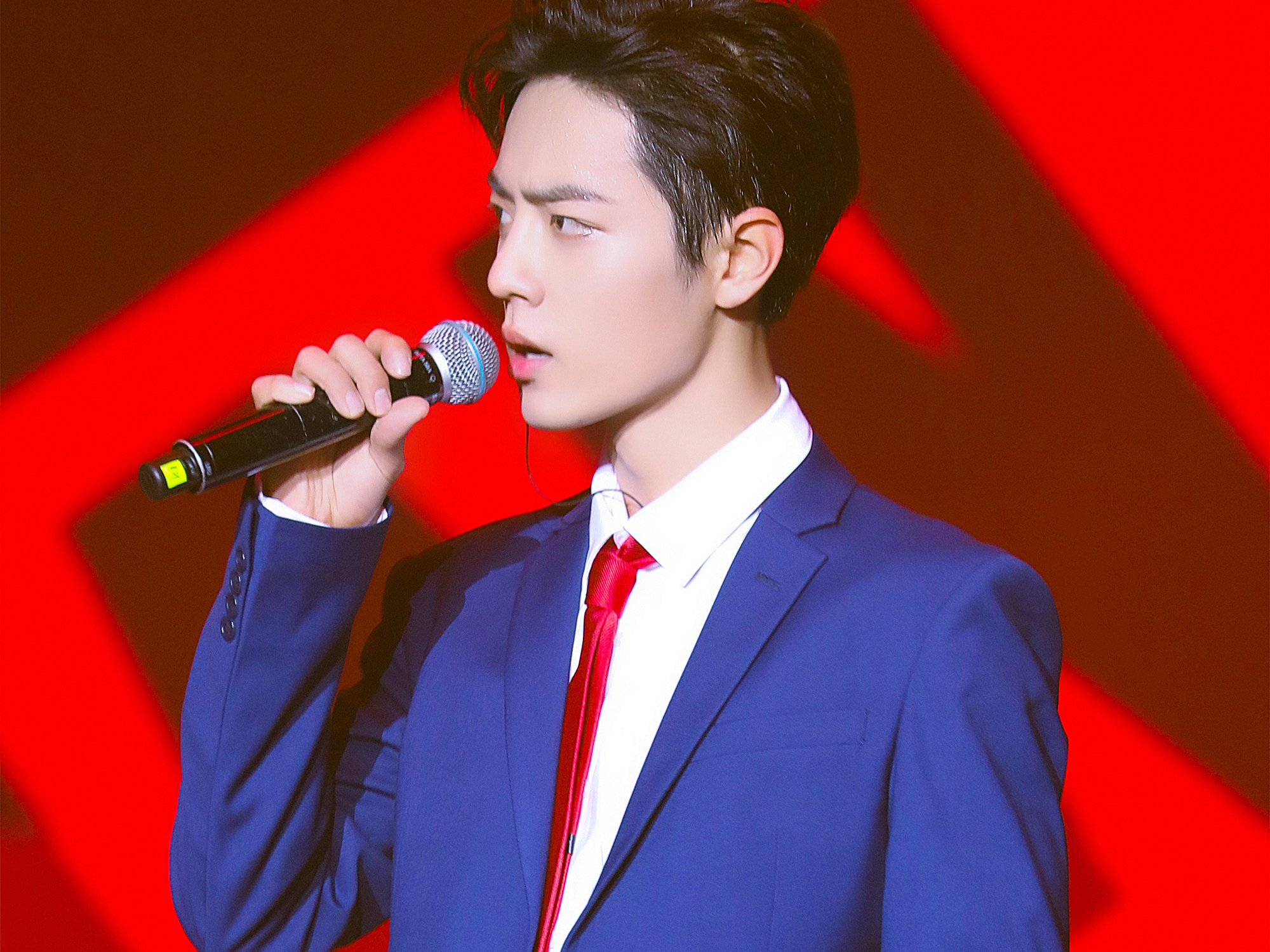 《青海卫视》主持人官宣肖战下步动向!已签约新剧,主动降低报价